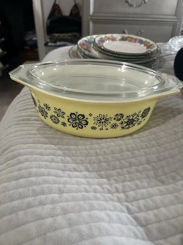 Vintage Pyrex Pressed Flowers Pattern Dish With Lid 1 1/2 Qt.
