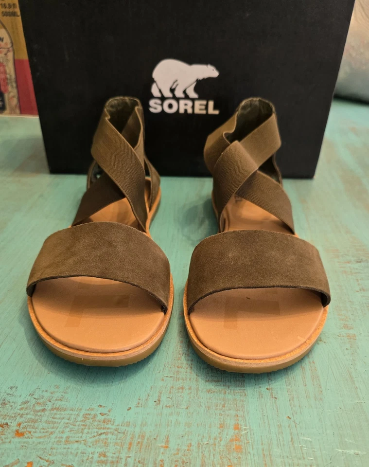 Sandalia plana Sorel Ella™ II para mujer verde oliva talla 8,5 Foto 2 de 4