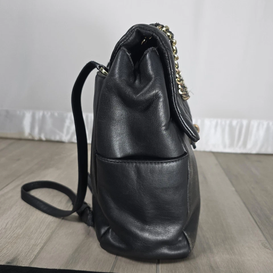 Mochila de cuero Karl Lagerfeld Paris negra acolchada cadena bloqueo giratorio LHB11256 Foto 4 de 4