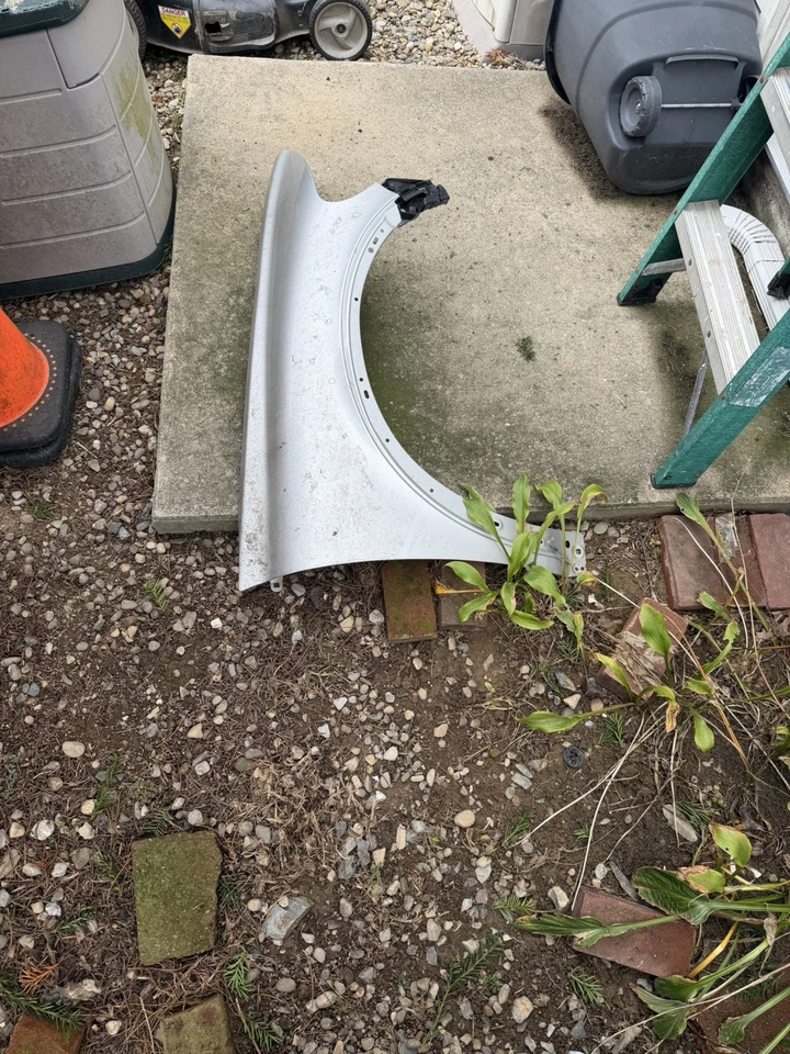 Volvo C30 2007-2010 panel de cubierta del guardabarros del lado del pasajero delantero con molduras OEM Foto 3 de 4