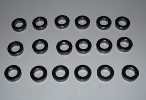 E-Magnets 703 confezione da 4 Magneti con foro in ferrite 32mm