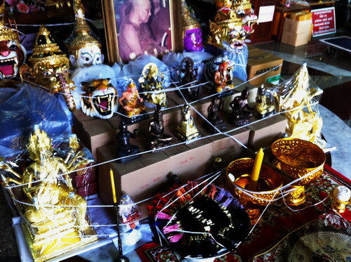 Ruk Yom Kumanthong Thai Amulet Lp Pern Rich Lucky Wealth Charm Love Attraction - Picture 8 of 9