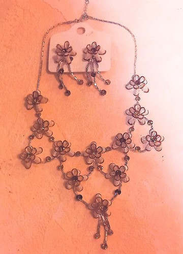 Parure Vintage Collier Tour Du Cou Et Boucles D'oreilles - Fleurs Et Papillon