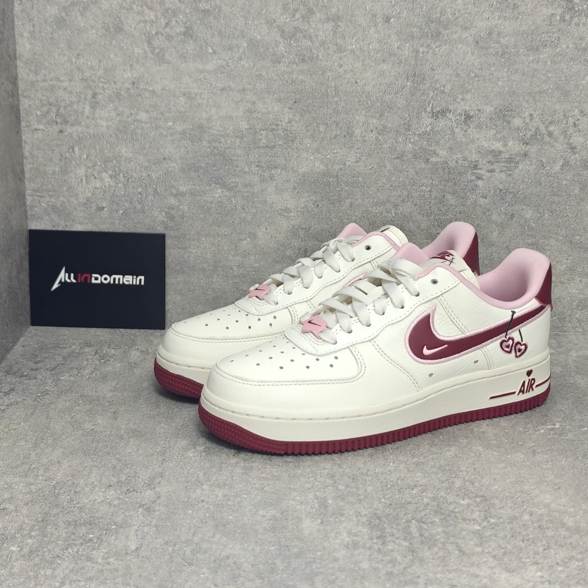 Level SS/New - Nike Air Force 1 Low Valentine's Day 2023 Women's