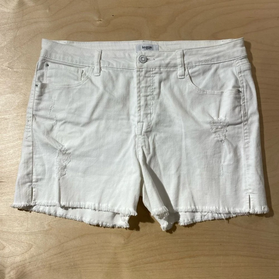 Kensie 白色牛仔裤短裤,磨边下摆,宽松版型 12/31 (NE) — 第 2/4 张图片