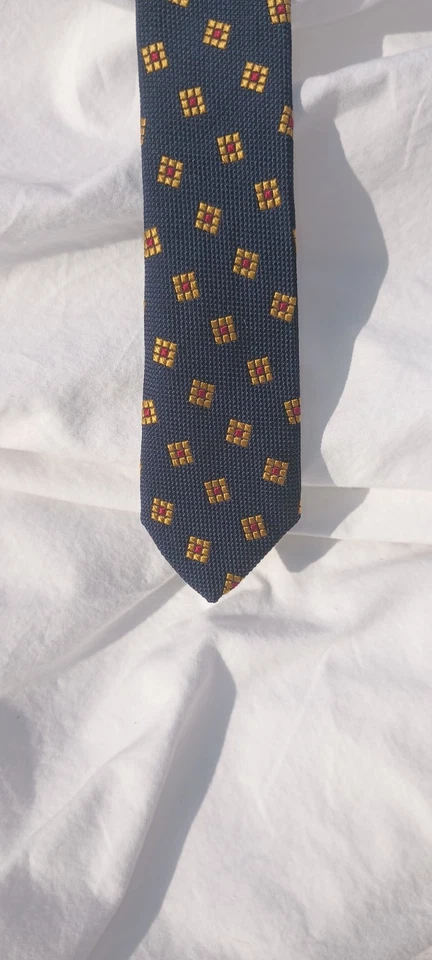 Corbata para hombre Lauren Ralph Lauren azul marino con jacquard geométrico amarillo hecha en EE. UU. Foto 4 de 4