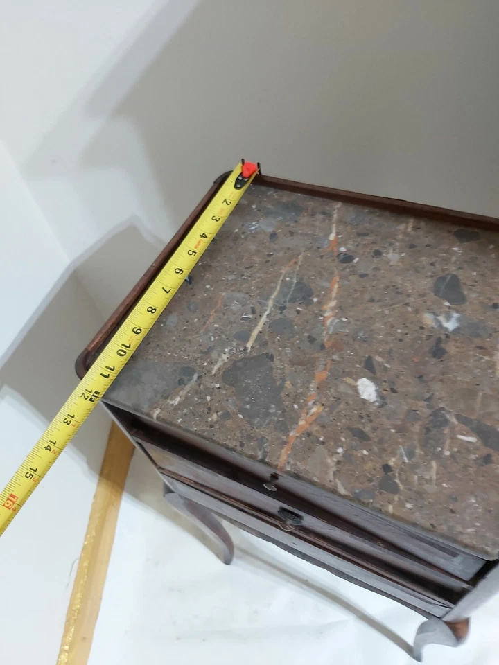 Mesa auxiliar francesa del siglo XIX estilo Luis XV con incrustaciones de madera con tapa de mármol Foto 3 de 4