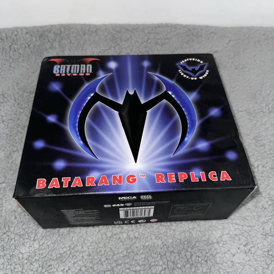 BATMAN BEYOND, ANIMATED SERIES - BATARANG 'ELECTRIC' REPLICA OFFICIEL ECHELLE 1/1 AVEC ECLAIRAGE Led Dc C C2x38312398