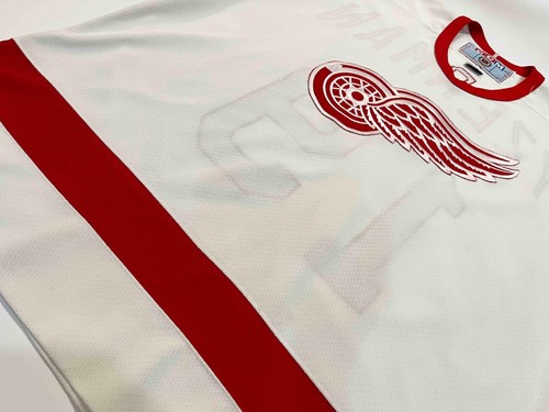 CCM Detroit Red Wings YZERMAN #19 NHL Hockey Jersey Men XL White Canada Sewn - Picture 9 of 9