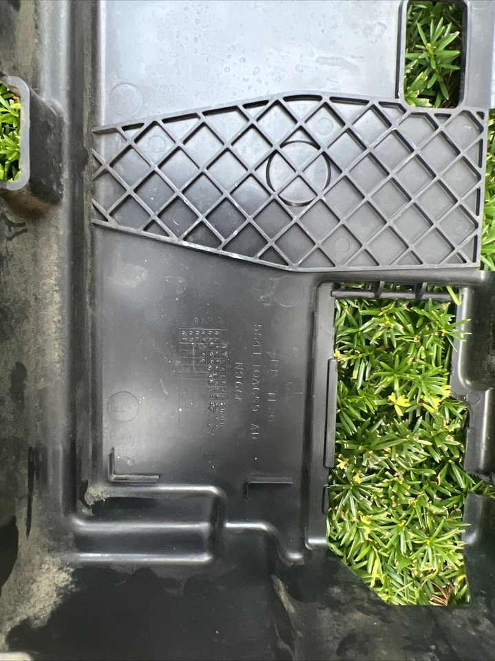 Acabamento da tampa da bateria Mercury Grand Marquis 1992-1994 - Imagem 2 de 2