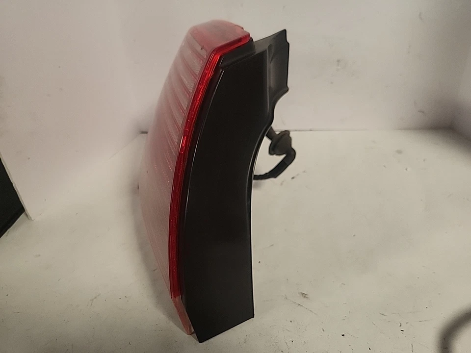 2008 Mitsubishi Galant ES RH Tail Light Assembly Part Number - 8330A299. SS3 Foto 4 de 4