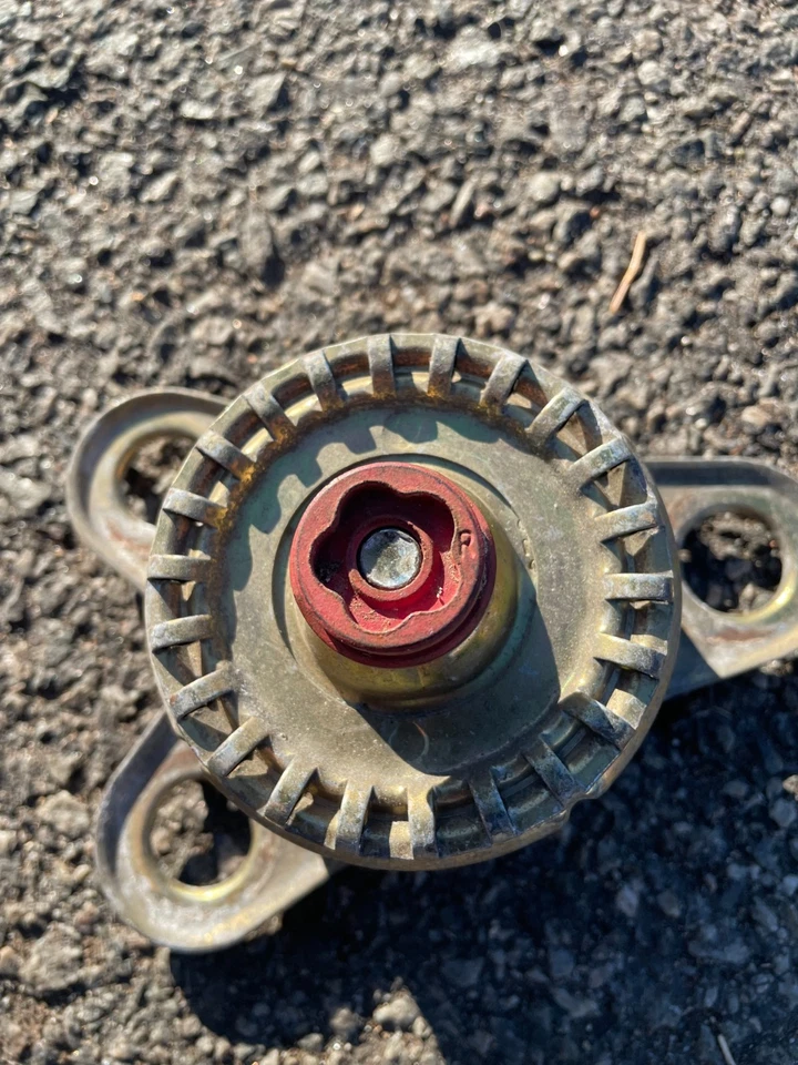 Один красный замок для 1986–1992 Cadillac Fleetwood Brougham колпак колеса с проволочными спицами - Изображение 4 из 4