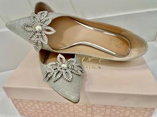 Embellished Badgley Mischka Jewel Royalty Pump, size 9