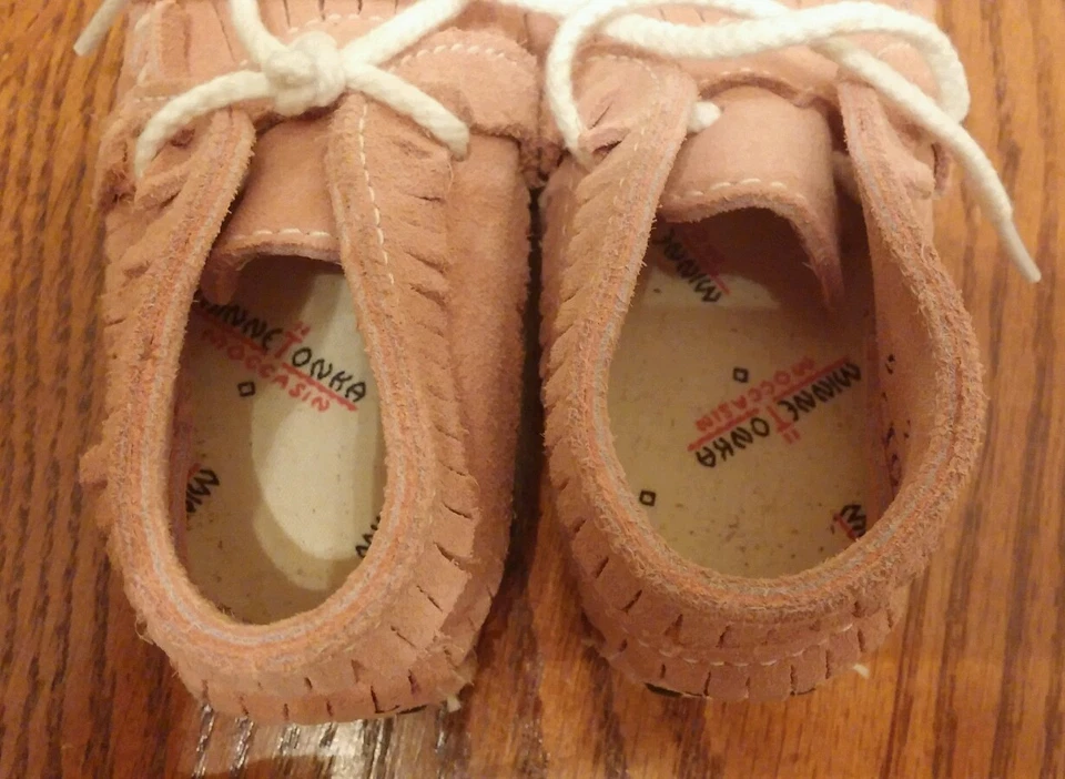 Minnetonka 1441 Niñas Rosa Gamuza Cuero Mocasines Niño Talla 5 Foto 3 de 4