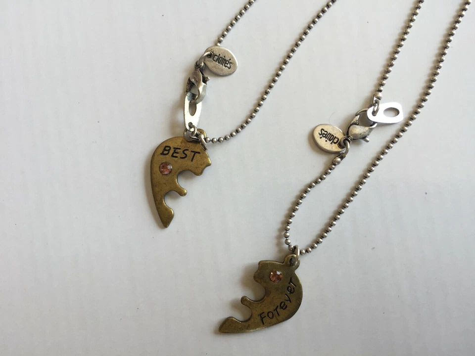 Estilo fresco cómodo aspecto informal par de collares colgantes de peces de metal de Claire's Foto 2 de 4