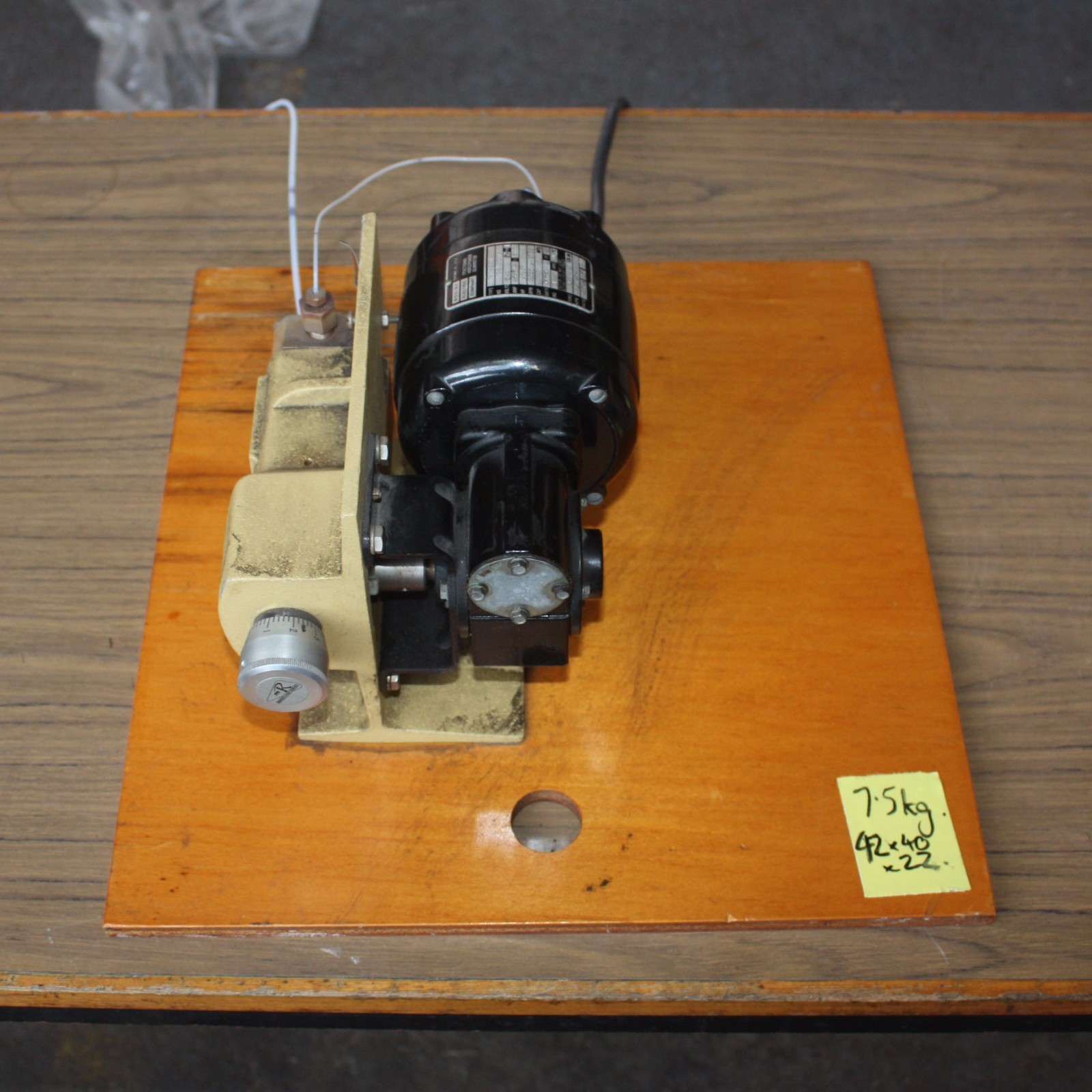 LDC 92014804 13/133 ml/hr 6000 psig max pressure chemical metering pump