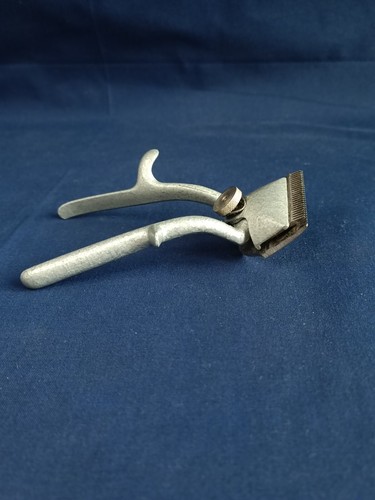 Vintage USSR Manual Hair Clipper | Soviet Hand-Powered Barber Tool Made in USSR - Picture 2 of 6