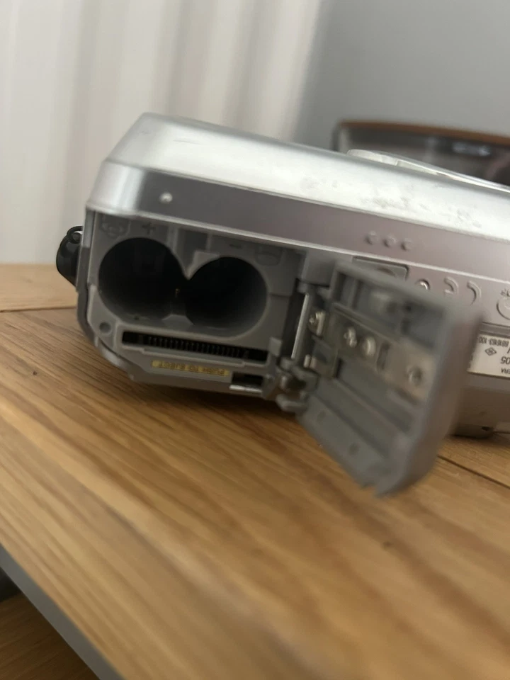 Fujifilm Digital Camera FinePix A405 2.0MP Silver Tested & Working, photo 3 of 5