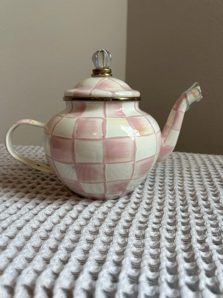 Tetera MacKenzie-Childs esmalte a cuadros rosados 4 tazas tetera con tapa rosa y blanco Foto 3 de 4