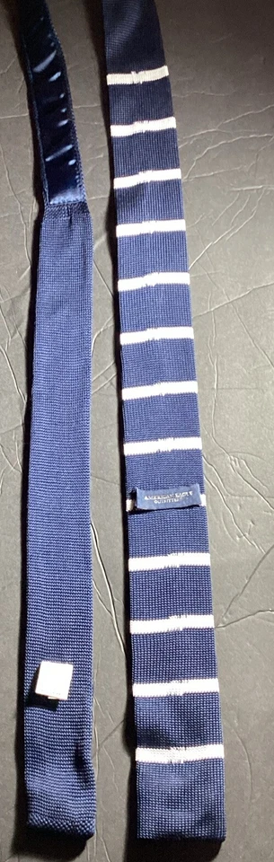 "Corbata ajustada tejida a rayas azul marino blanco American Eagle 2"" X 54"" usada en excelente estado, como nueva" Foto 3 de 4