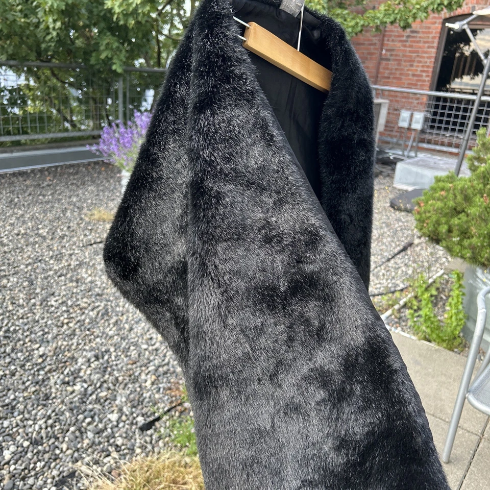 Bufanda envolvente de chal Cejón negra forrada de piel sintética 63"x14" poli negra vibraciones vintage usada en excelente estado Foto 2 de 4