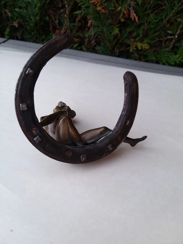 Sculpture George Récipon Porte-bonheur en bronze. Femme nue sur fer à cheval - Photo 4/4