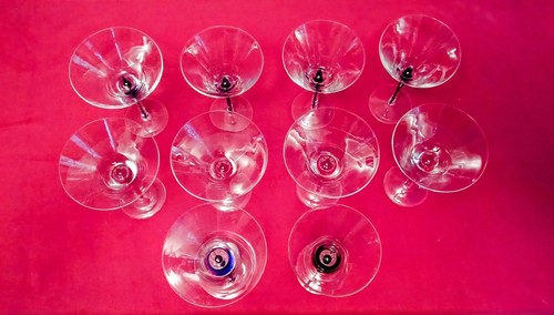 Vasos de Martini Lágrima - Juego de 4 Rojos, Juego de 4 Azul, 1 Individual Negro y 1 Azul - Imagen 7 de 13