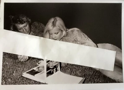 Sylvie Vartan Johnny Hallyday invitation vernissage expo photos 2024 - Photo 1/2