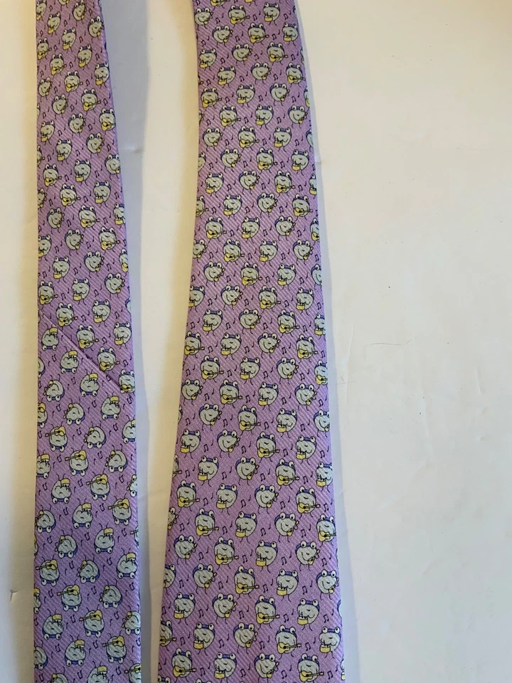 Corbata de seda Southern Tide para hombre pez púrpura tocando guitarra, batería 3 1/2” x 60” mano Foto 4 de 4