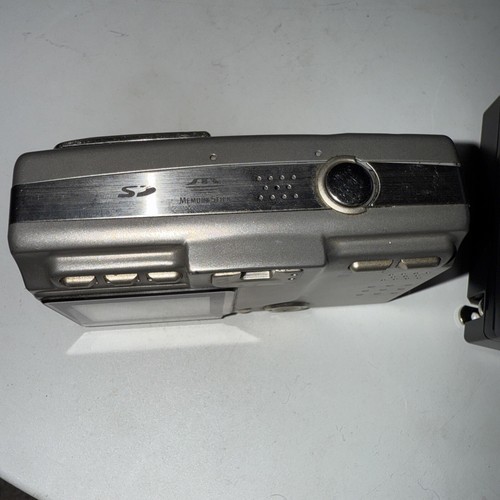 Konica Minolta DiMAGE G600 6.0MP Digital Camera - Silver - Picture 10 of 11