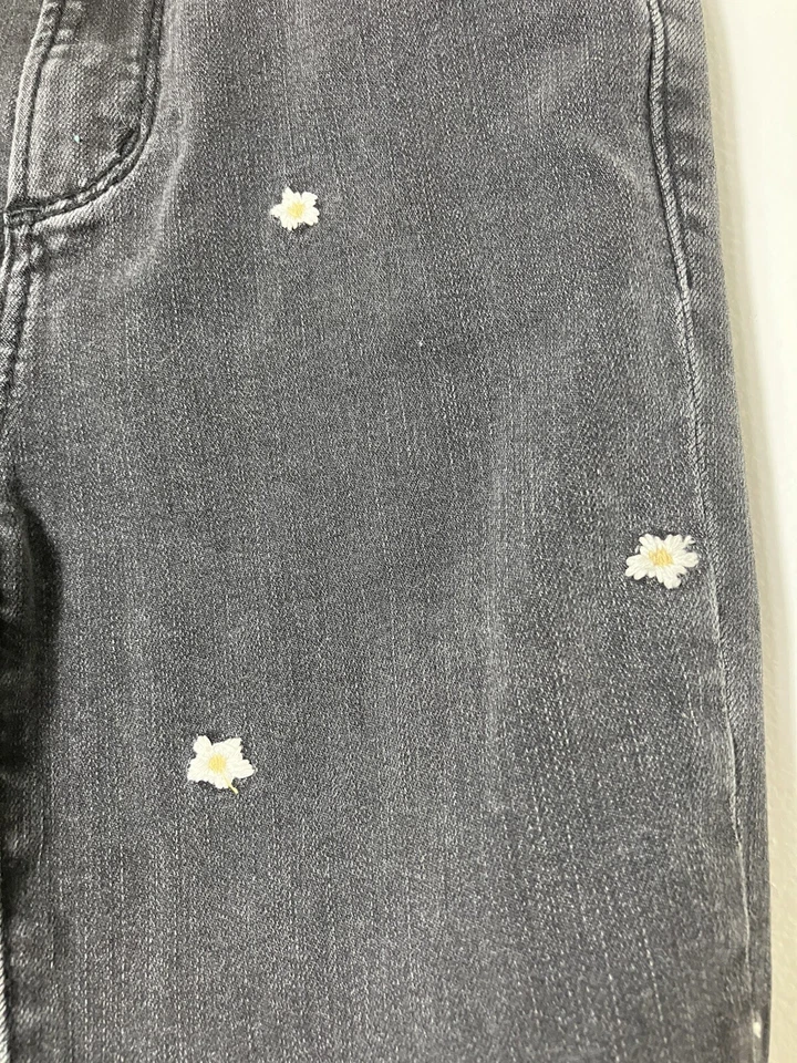 "Jeans ajustados de tiro alto con margaritas Abercrombie And Fitch talla niñas 24"" cintura negros" Foto 2 de 4