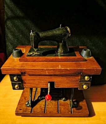 Vintage & RARE 1979 Enesco Miniature Sample Sewing Machine Hand Crank Music Box