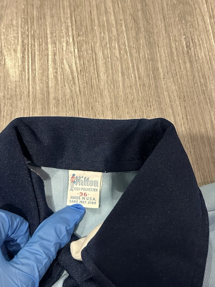 Polo True vintage años 70-80 con cuello y bolsillo azul marino Foto 3 de 4