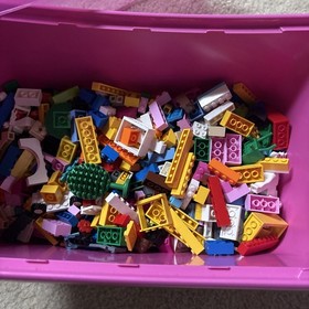 LEGO FRIENDS  # 5560 - PREOWNED MANUAL IN PINK TUB MAY/MAY NOT HAVE ALL PIECES