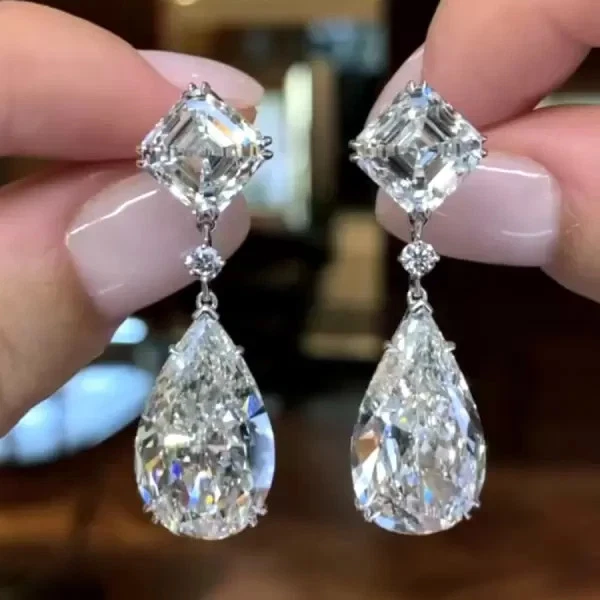 Pendientes colgantes de diamantes creados en laboratorio con corte de pera de 23 quilates enchapados en oro blanco de 14 quilates en plata Foto 3 de 4
