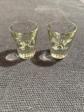 Vintage Ciężkie bursztynowe kieliszki do strzałów Zestaw 2 grubych bazowych Naczynia barowe Szkło prasowane