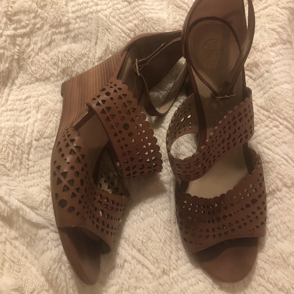 Sandalia de cuña Tory Burch Gladiador perforada marrón talla 9 Foto 4 de 4