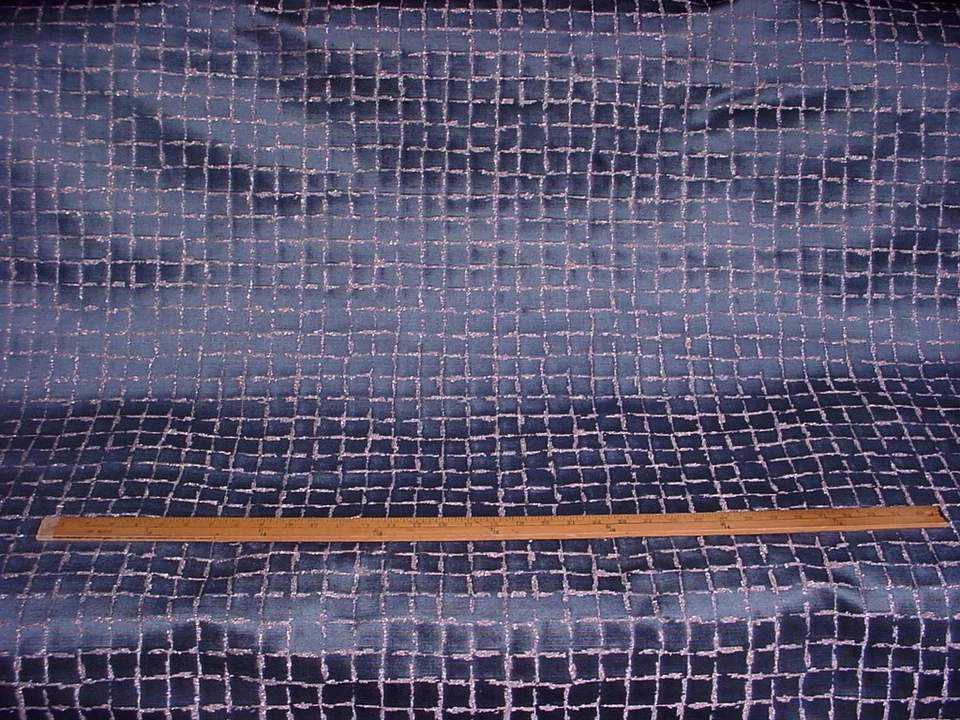 Tela de tapicería de terciopelo metálico plateado índigo Odyssey 2-1/2 años Lee Jofa ED85233 Foto 2 de 4