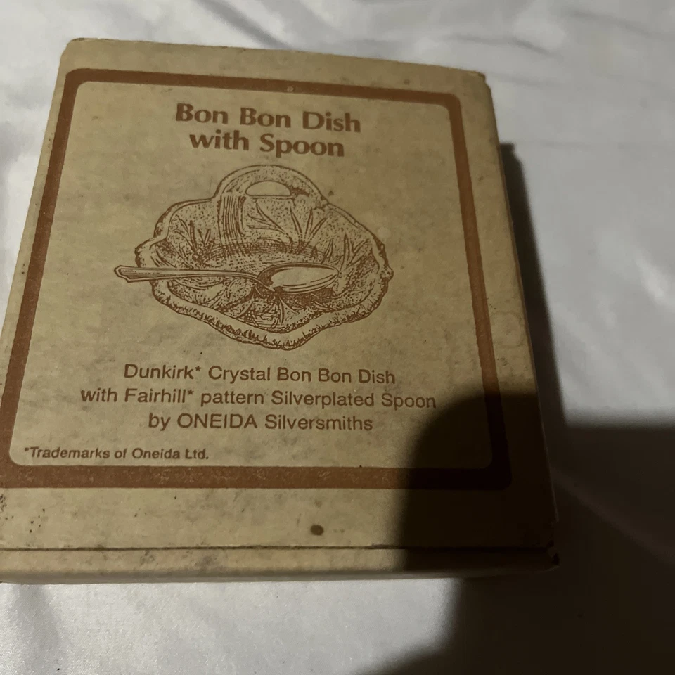 Plato Bon Bon con Cuchara Plateada Patrón Clairhill de Oneida Silversmiths Foto 2 de 4