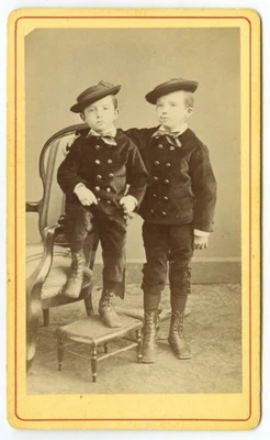 CDV circa 1875 Aux Arts Réunis (Albert Dumaine, Méphisto). Garçons élégants Mode - Photo 1/2