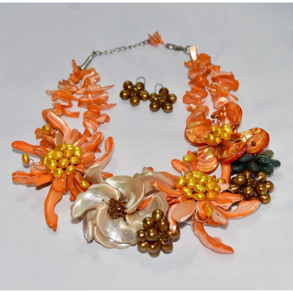 Collar y pendientes a juego naturales de perlas y flores concha de agua dulce Foto 4 de 4