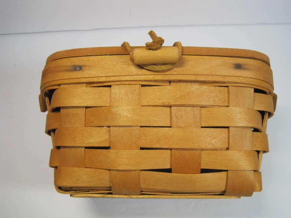 2000  LONGABERGER BASKET HAND WOVEN WITH LID & HANDLE 7" x 5" x 4" - Image 2 of 4