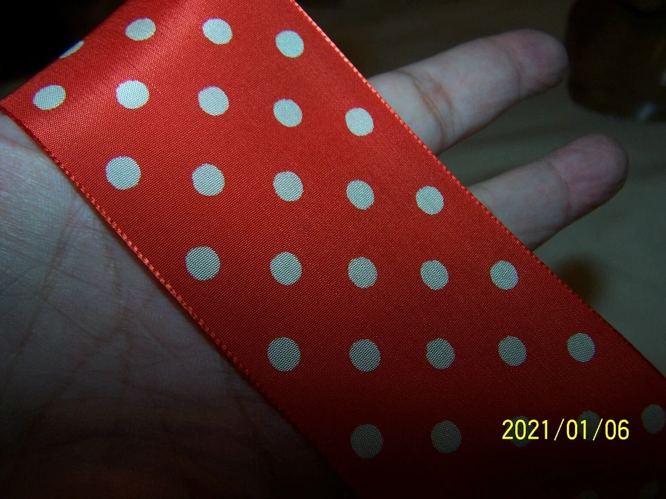 Ancien ruban à petits pois blanc sur fond rouge. Années50. Vendu au mètre. N°183 - Photo 4/4