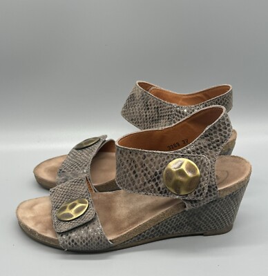 Taos Pyramid Taupe Leather Snakeskin Wedge Sandals Bronze Detail sz 37 US 