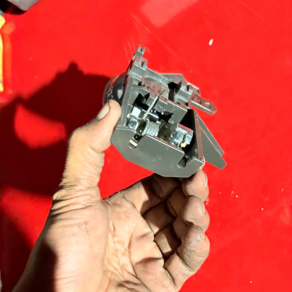 Manija de puerta interior delantera fuera de juego para conductor derecho Nissan Juke 2014 Foto 4 de 4