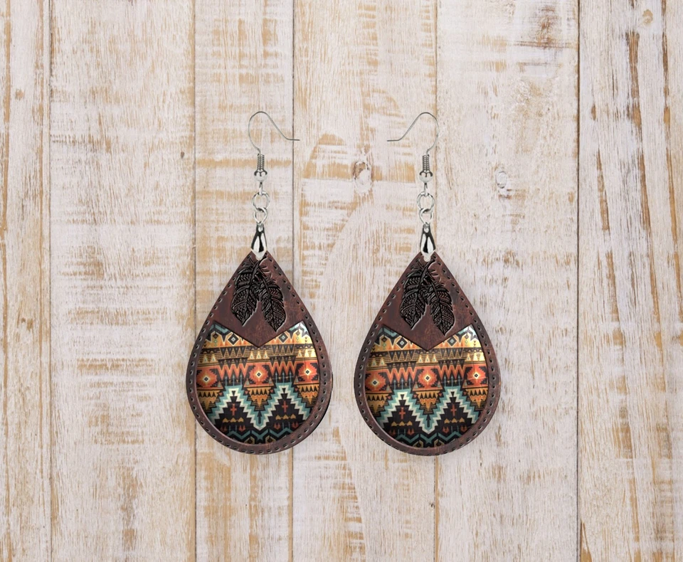 Pendientes colgantes de lágrimas de plumas tribales con estampado de cuero Foto 4 de 4