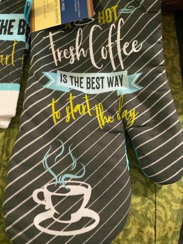 Home Collection 2 pot holders, 1 oven mitt, 1 kitchen towel and 2 scrubber new - Picture 6 of 6