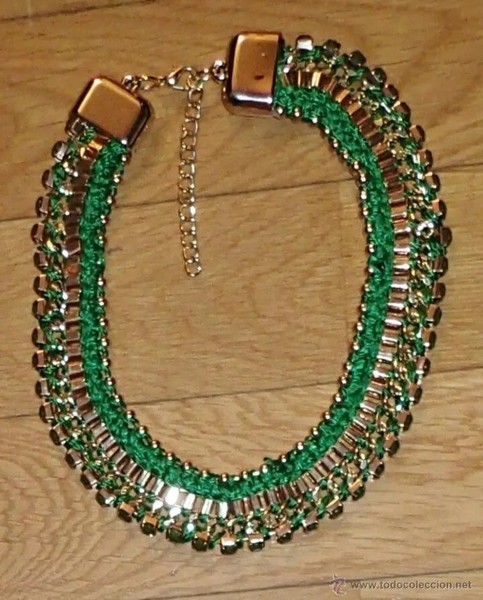 Bisuteria: Colgante con detalles dorados