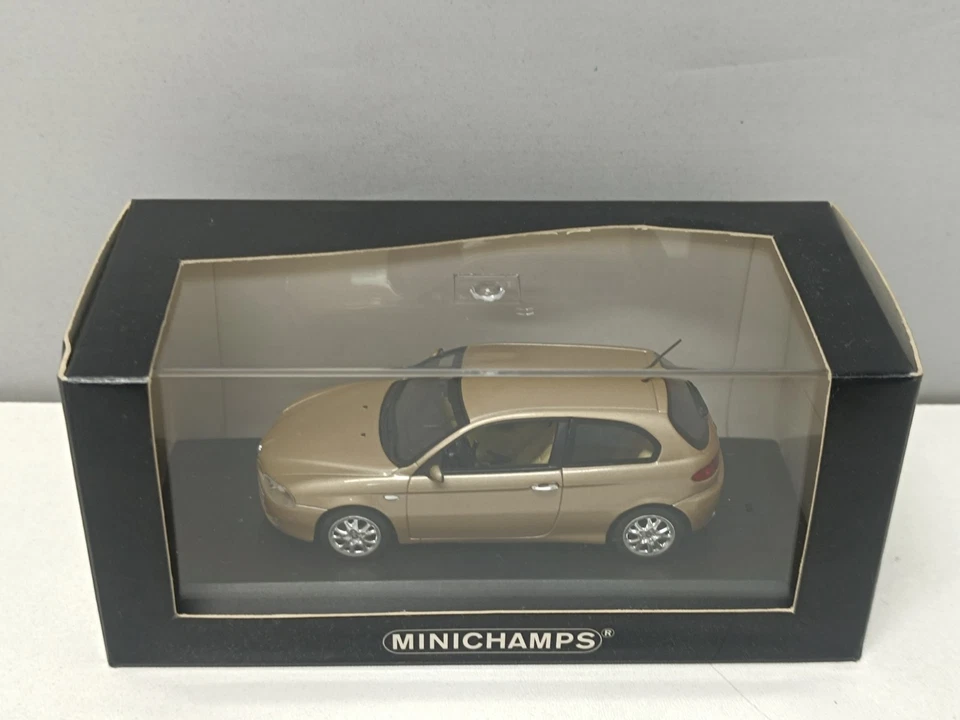 Alfa Romeo 147 Restyling 2 Serie 2005 Gold Luci Di Amalfi Minichamps 1:43 Box - Immagine 4 di 4