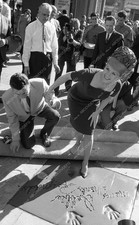 8b03-066 Debbie Reynolds puts hands feet in cement Chinese Theatre 8b03-066 8b03